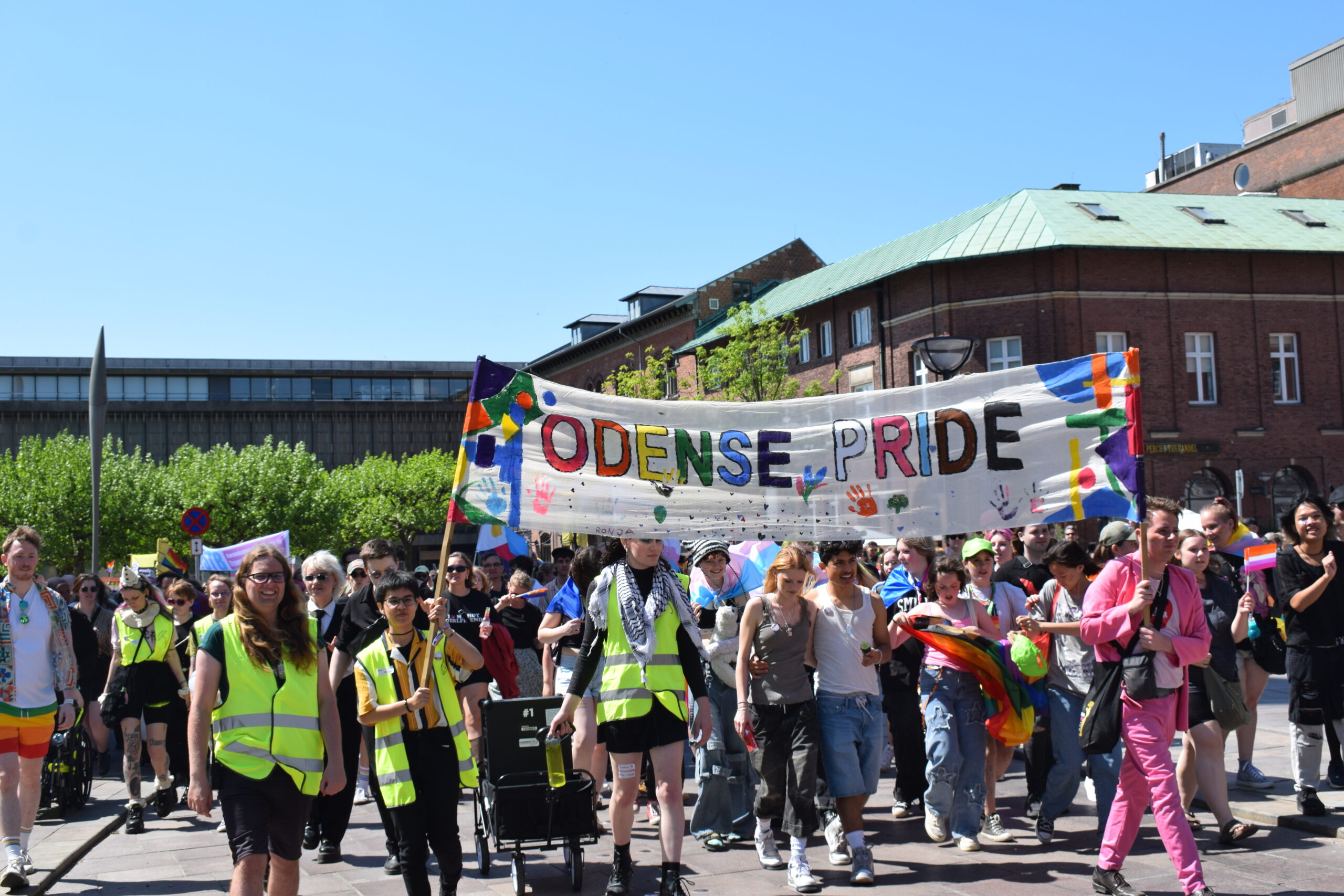 Odense Pride 2024: Parade-paraden foran Domkirken Foto: Anna Marie Larsen.